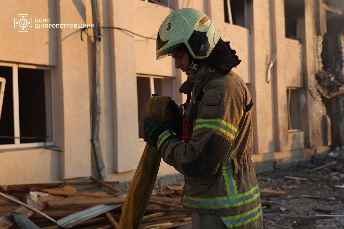 Оккупанты атаковали железнодорожный вокзал в Синельниково на Днепропетровщине. Фото и видео