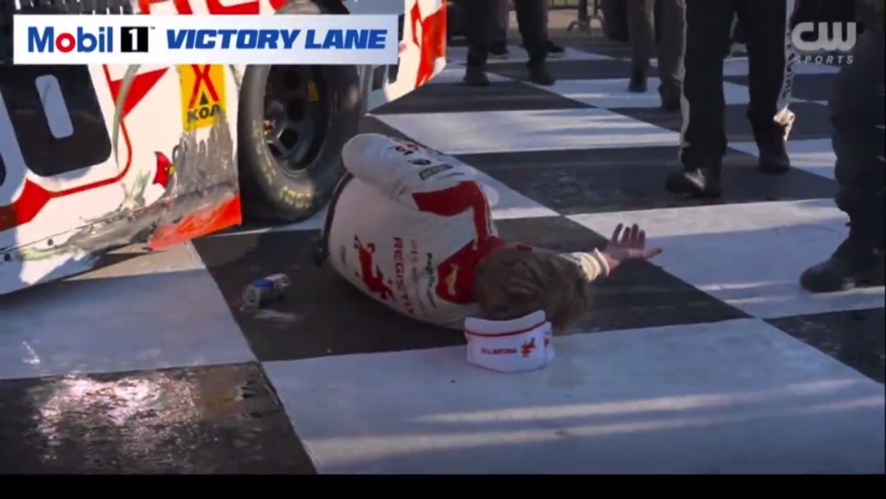 Пилот NASCAR получил серьезный перелом, празднуя победу в гонке. Видео