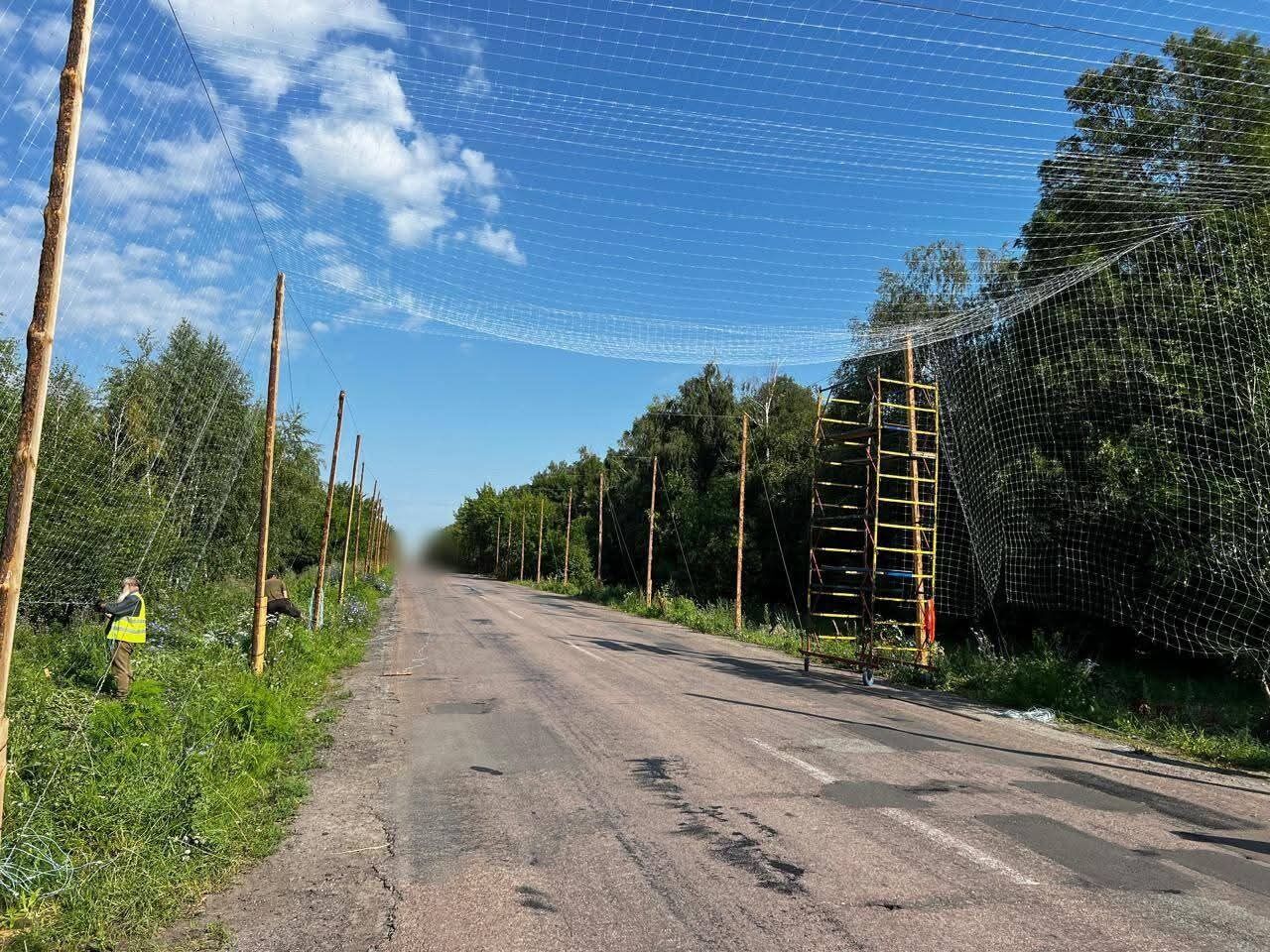 На Сумщине обустроили десятки километров "антидронових тоннелей" для защиты военных и гражданских. Фото