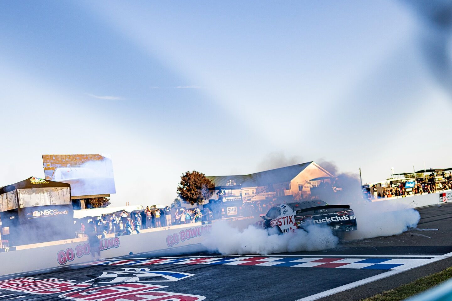 Пилот NASCAR получил серьезный перелом, празднуя победу в гонке. Видео