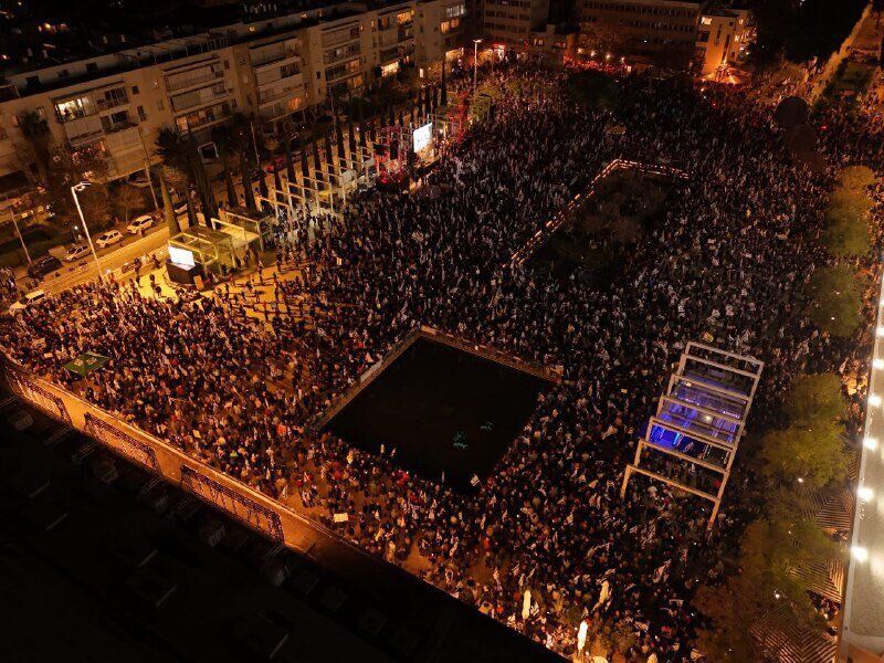 Десятки тысяч человек вышли на улицы: в Израиле прошли протесты из-за плана власти взять полностью под контроль сектор Газа. Фото и видео