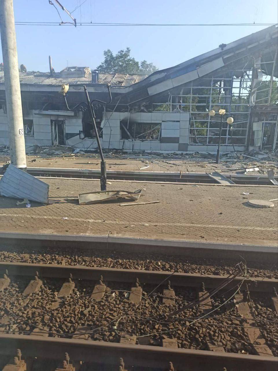 Оккупанты атаковали железнодорожный вокзал в Синельниково на Днепропетровщине. Фото и видео