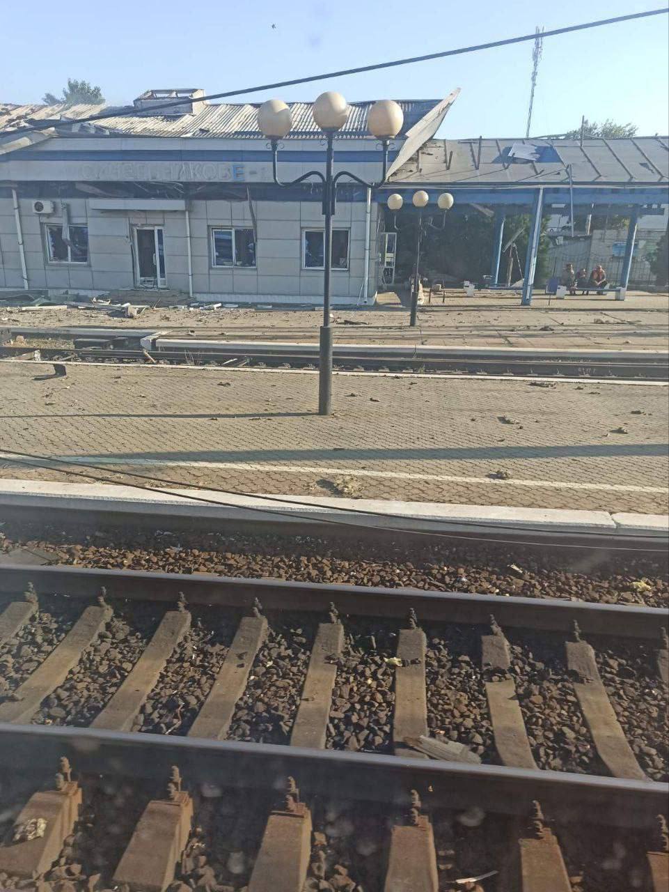 Оккупанты атаковали железнодорожный вокзал в Синельниково на Днепропетровщине. Фото и видео