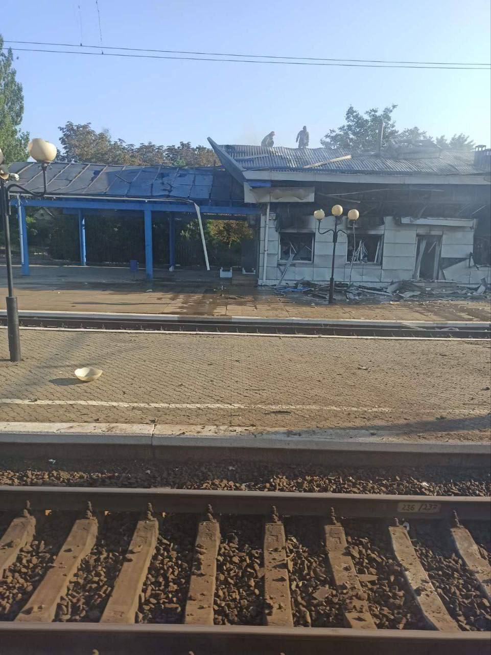 Оккупанты атаковали железнодорожный вокзал в Синельниково на Днепропетровщине. Фото и видео