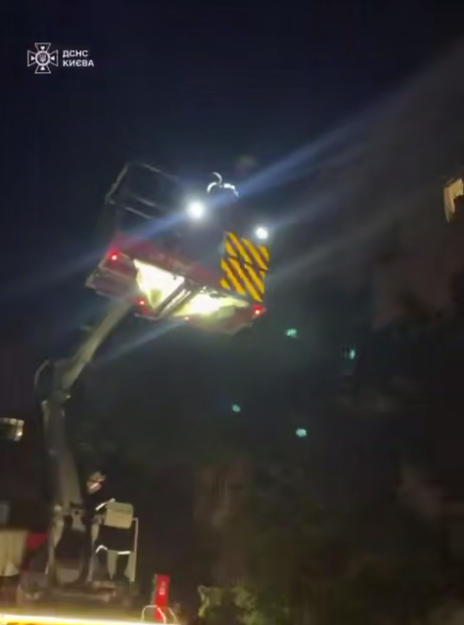 У Києві сталась пожежа у багатоповерхівці, загинула жінка: деталі трагедії. Відео