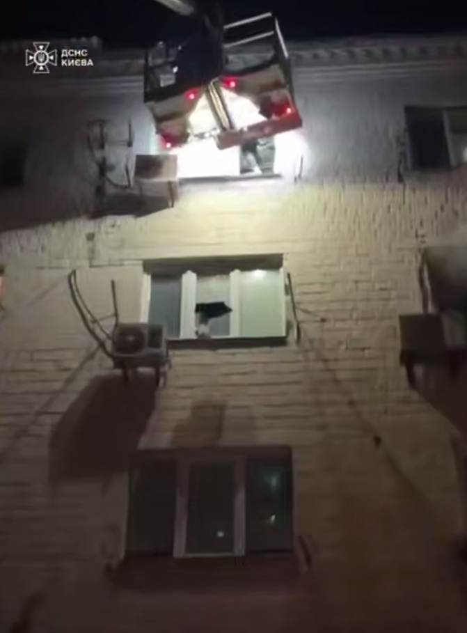 У Києві сталась пожежа у багатоповерхівці, загинула жінка: деталі трагедії. Відео