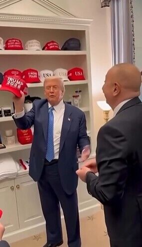 Трамп показав Алієву кепку