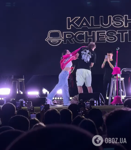 Сделал предложение, но получил кулаком в лицо: Симбочка во время концерта ударила парня из-за нелепой шутки. Видео