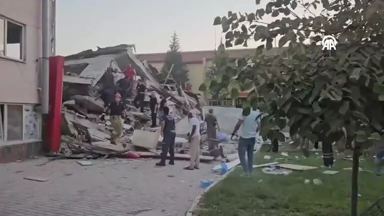 У Туреччині стався потужний землетрус: є жертва, десятки людей постраждали. Фото і відео