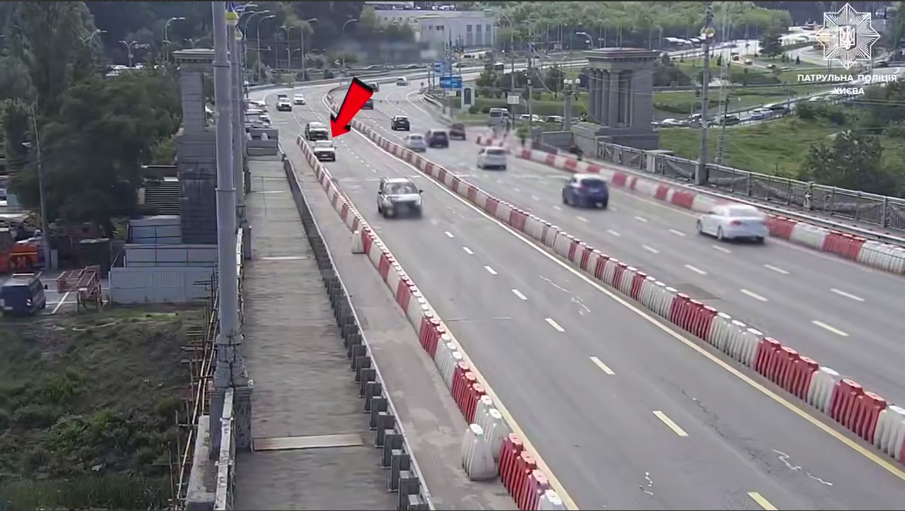 В Киеве на мосту Патона легковушка въехала в ограничитель и перевернулась: у водителя обнаружили более 5 промилле алкоголя. Видео