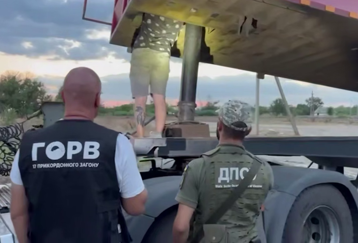 "Сховки" вийшли на новий рівень: прикордонники викрили батька і сина на "схемі" з перевезенням ухилянтів у Румунію. Фото і відео