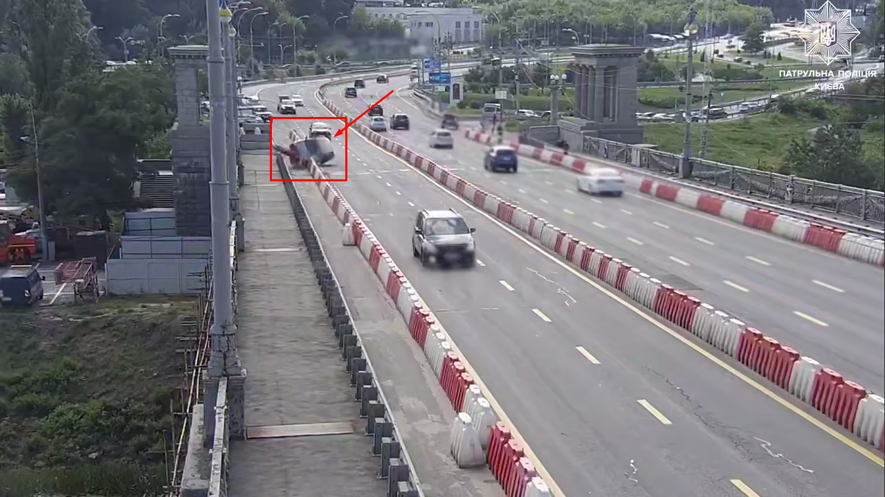 В Киеве на мосту Патона легковушка въехала в ограничитель и перевернулась: у водителя обнаружили более 5 промилле алкоголя. Видео