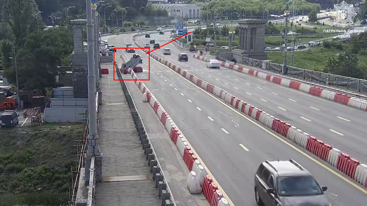 В Киеве на мосту Патона легковушка въехала в ограничитель и перевернулась: у водителя обнаружили более 5 промилле алкоголя. Видео