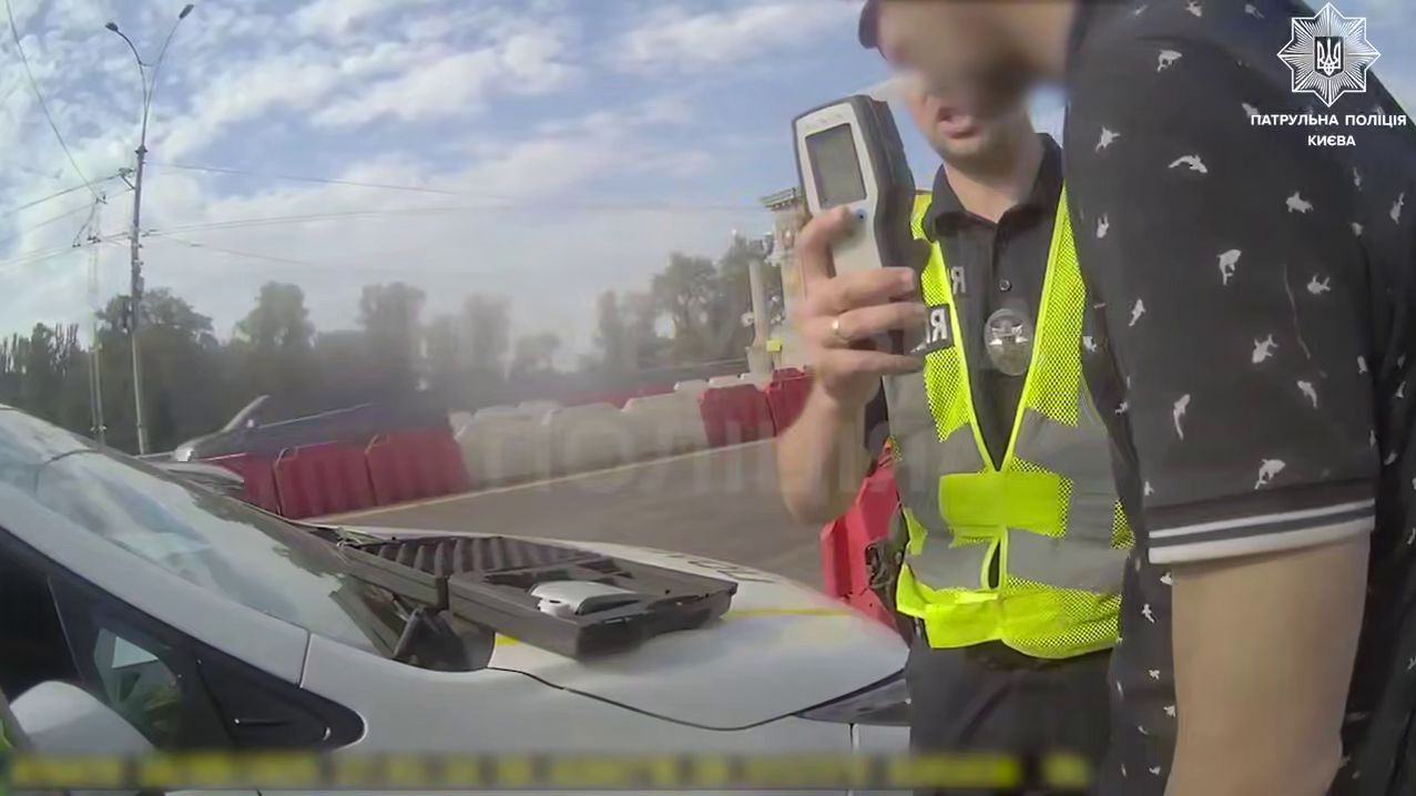 В Киеве на мосту Патона легковушка въехала в ограничитель и перевернулась: у водителя обнаружили более 5 промилле алкоголя. Видео