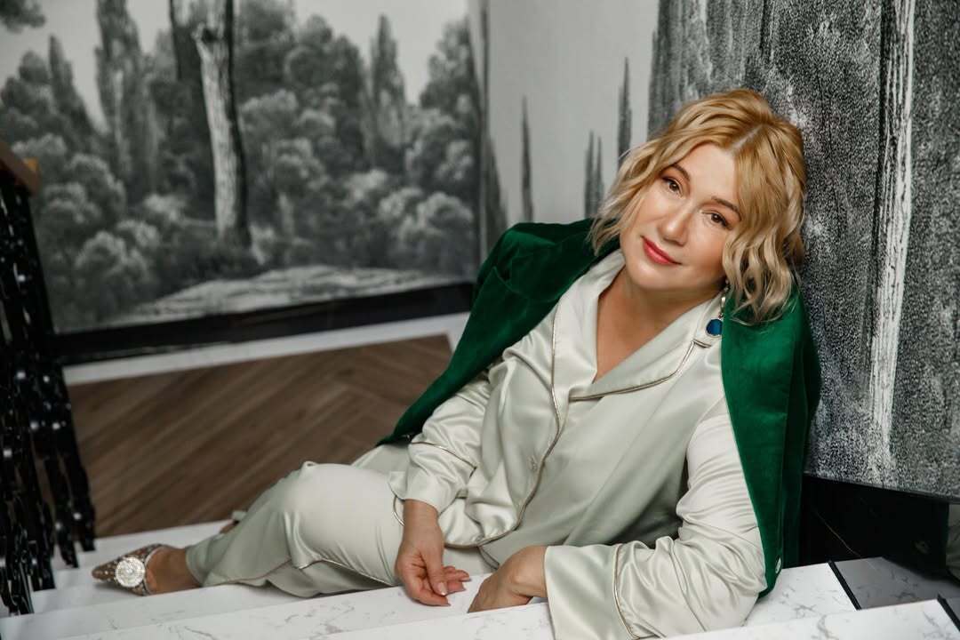 Дверь подвала выбило, во дворе руины: Маргарита Сичкарь показала, во что превратился ее дом после попадания "Шахеда"