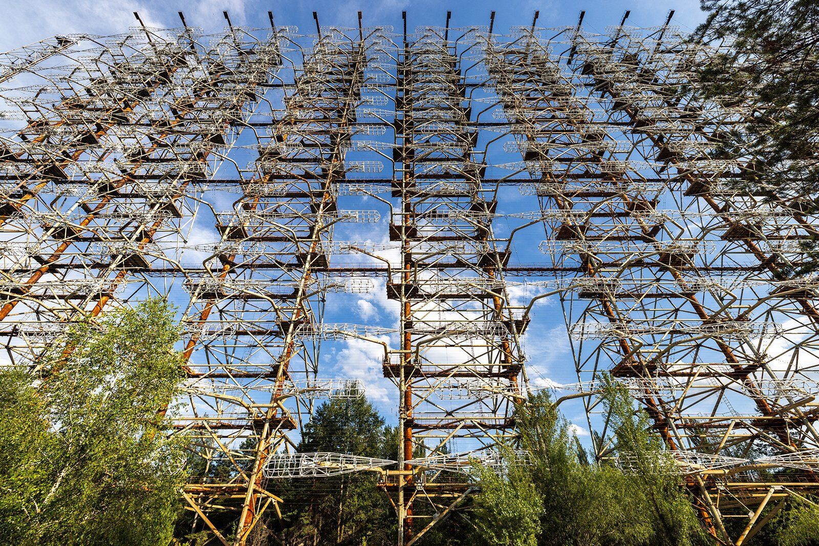 Индустриальная красота сталкивается с дикой природой: как выглядит Чернобыльская зона в августе. Атмосферные фото