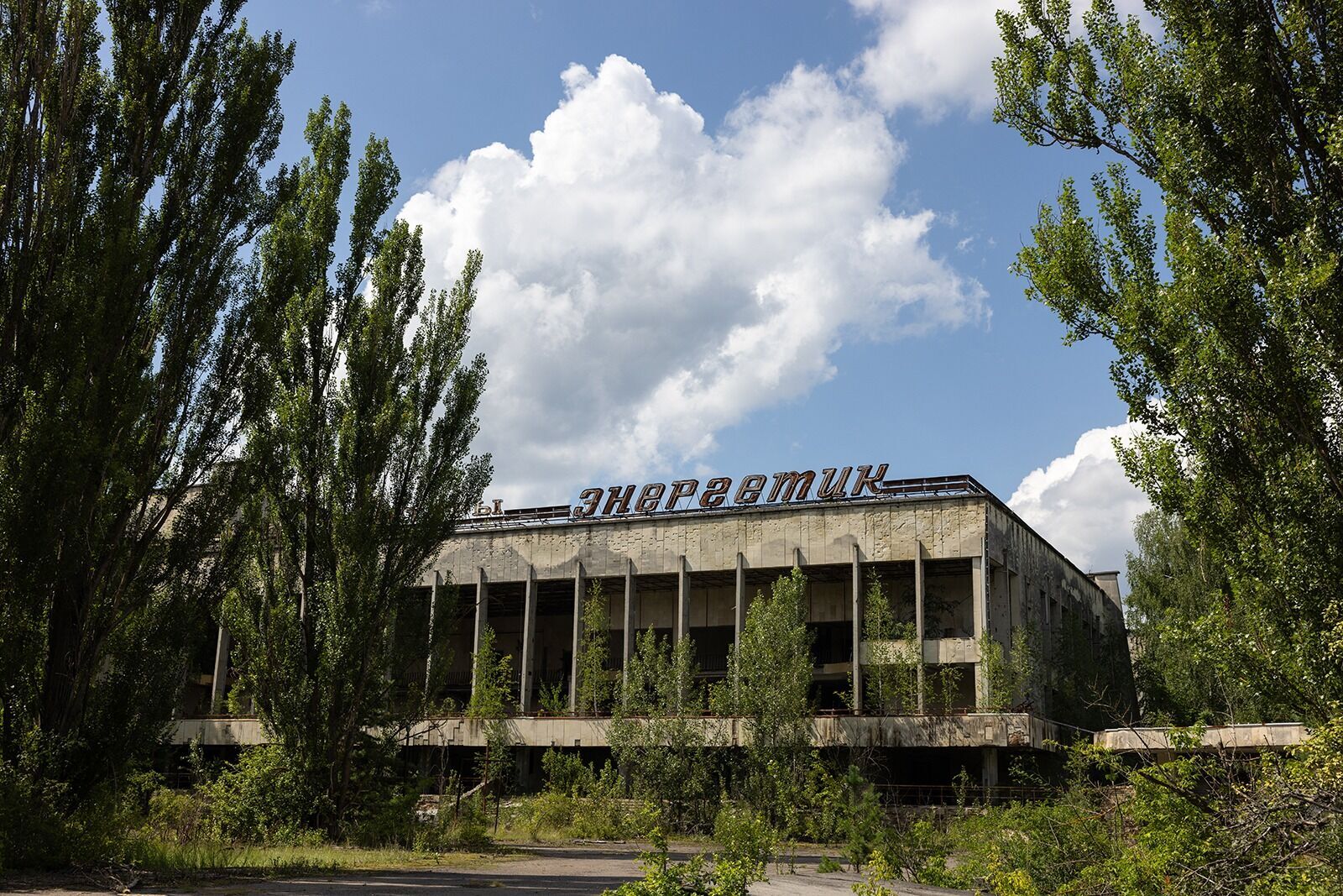 Индустриальная красота сталкивается с дикой природой: как выглядит Чернобыльская зона в августе. Атмосферные фото