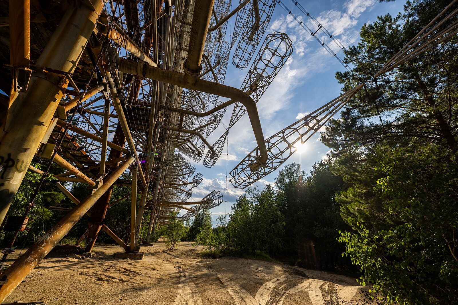 Индустриальная красота сталкивается с дикой природой: как выглядит Чернобыльская зона в августе. Атмосферные фото