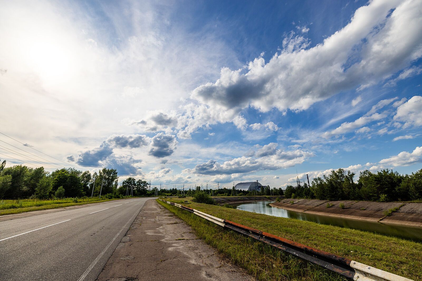 Индустриальная красота сталкивается с дикой природой: как выглядит Чернобыльская зона в августе. Атмосферные фото