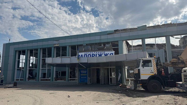 В Запорожье количество пострадавших из-за российского удара возросло до 22 человек: как выглядит вокзал после атаки. Фото