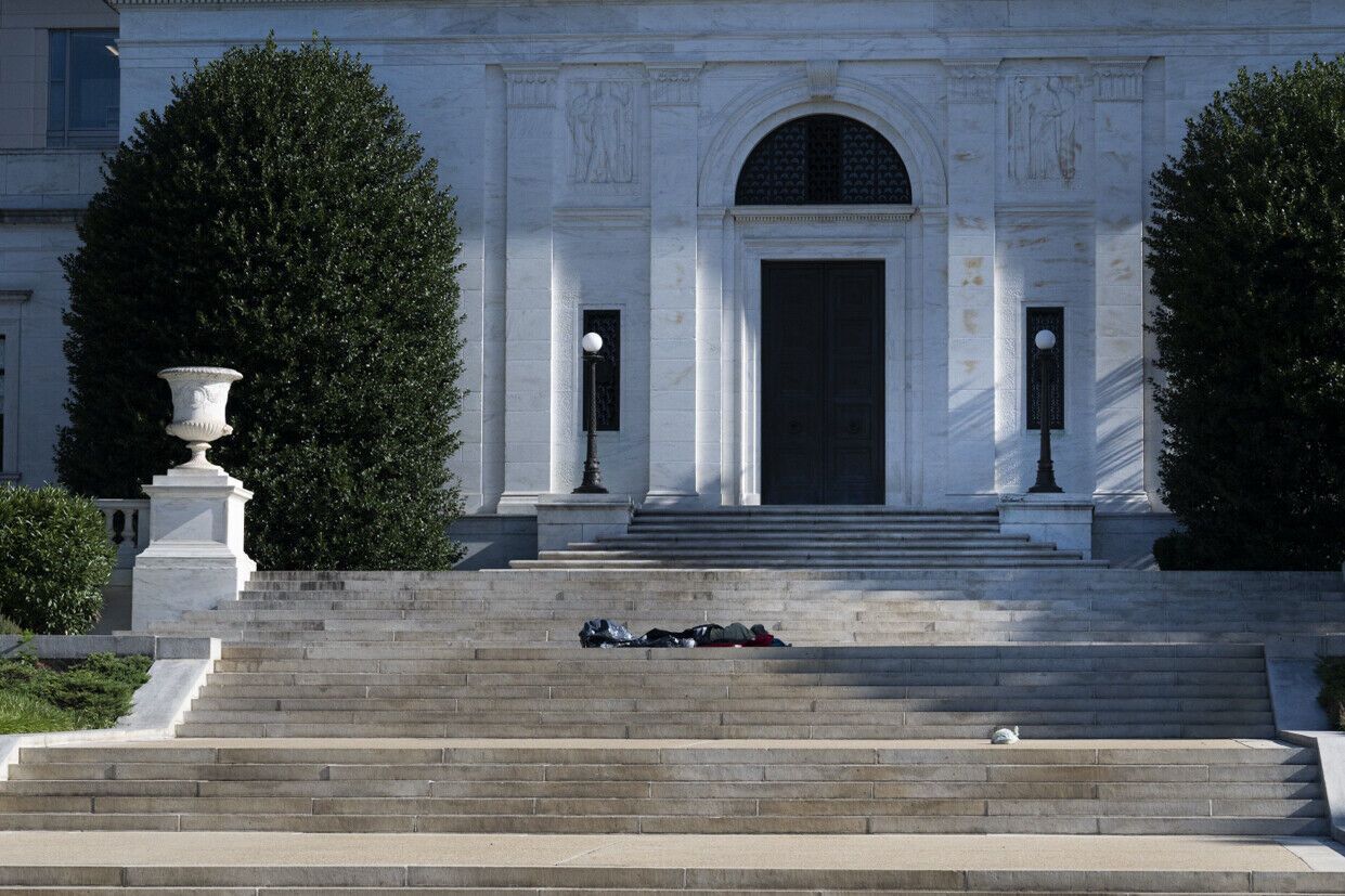 Бездомные должны уехать немедленно: Трамп похвастался планом "очистки" Вашингтона