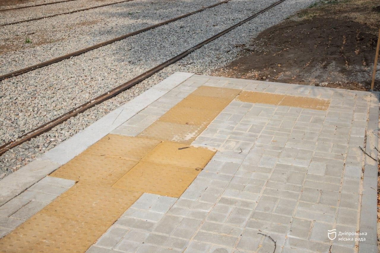 У Дніпрі завершили роботи з облаштування трамвайних зупинок у межах проєкту "Рух без бар’єрів"