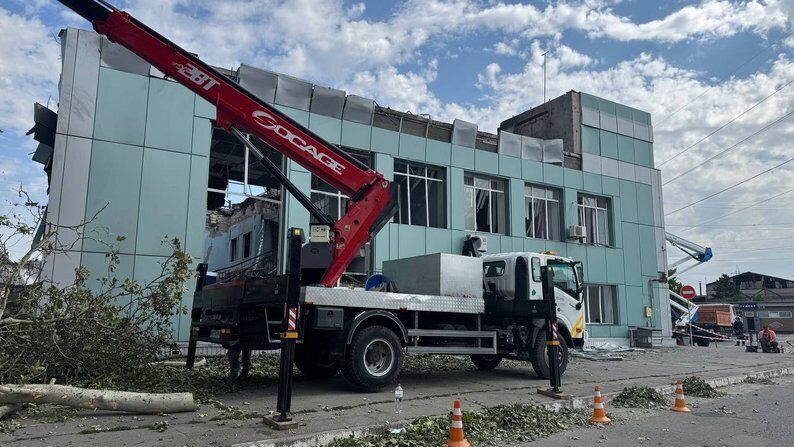 В Запорожье количество пострадавших из-за российского удара возросло до 22 человек: как выглядит вокзал после атаки. Фото