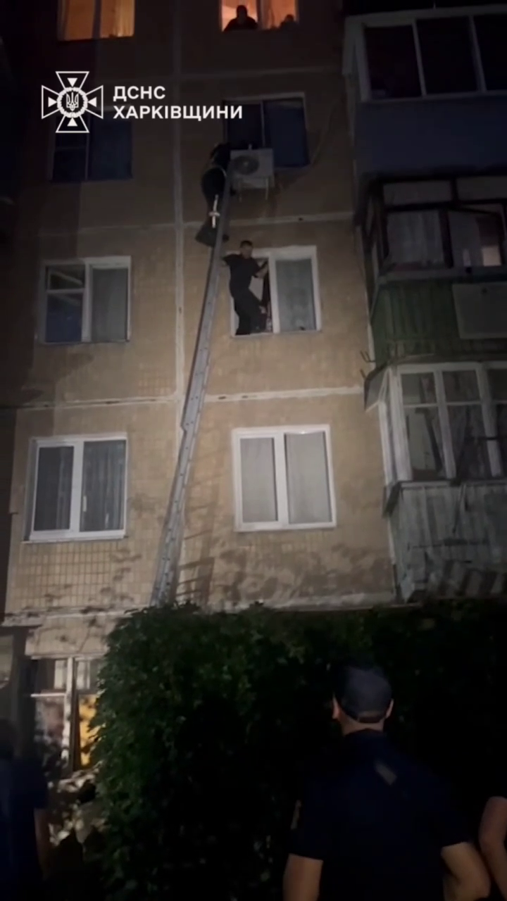 Врятував кондиціонер: у Харкові трирічна дівчинка випала з вікна п'ятого поверху і дивом врятувалася. Відео
