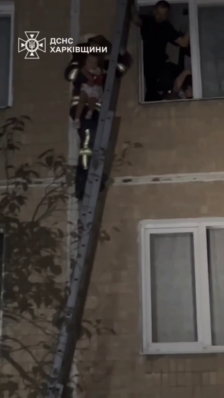 Врятував кондиціонер: у Харкові трирічна дівчинка випала з вікна п'ятого поверху і дивом врятувалася. Відео