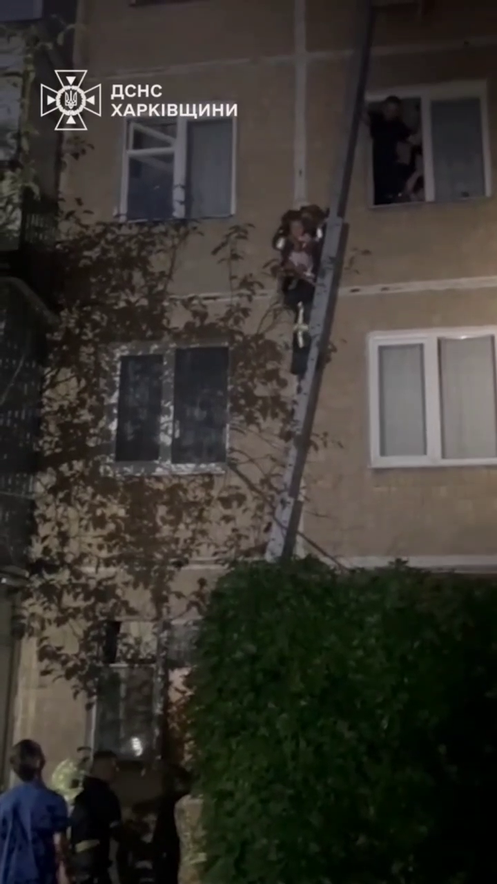 Врятував кондиціонер: у Харкові трирічна дівчинка випала з вікна п'ятого поверху і дивом врятувалася. Відео