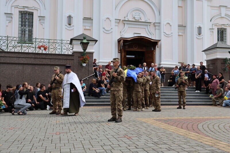 Йому назавжди буде 20: у Луцьку попрощалися з воїном-сиротою, прощальний лист якого цитував президент. Фото