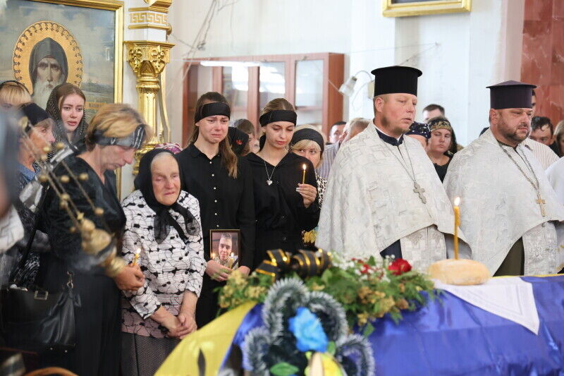 Йому назавжди буде 20: у Луцьку попрощалися з воїном-сиротою, прощальний лист якого цитував президент. Фото