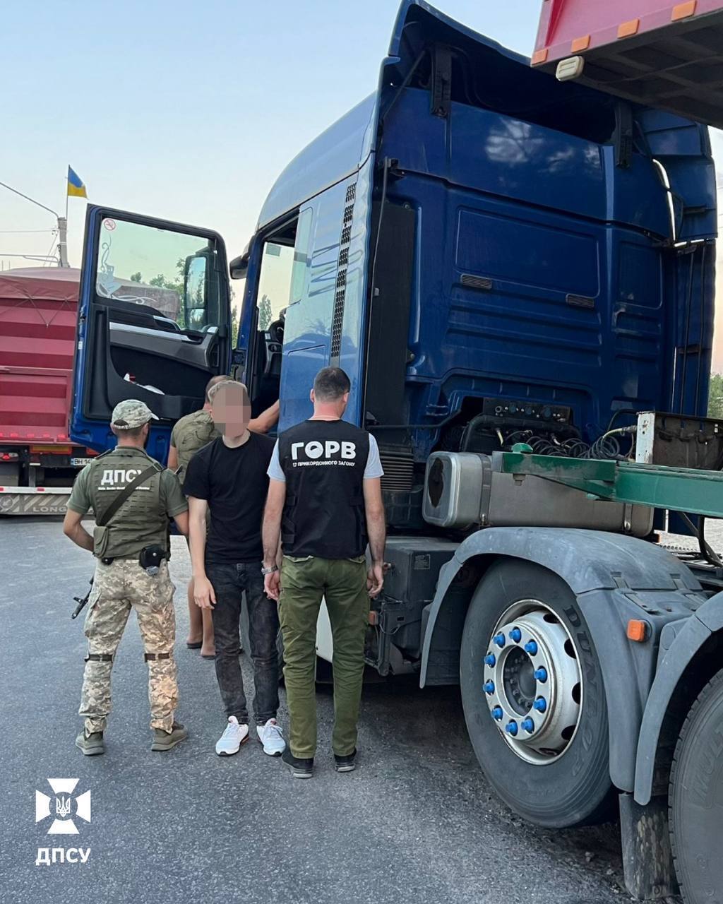 "Сховки" вийшли на новий рівень: прикордонники викрили батька і сина на "схемі" з перевезенням ухилянтів у Румунію. Фото і відео