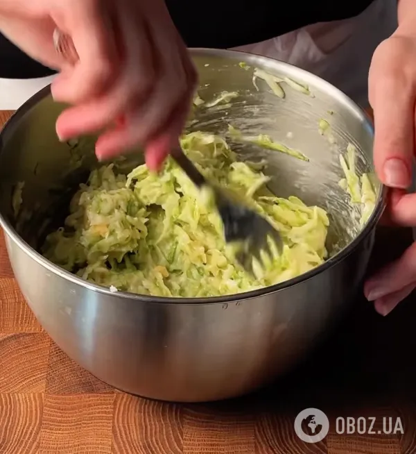 Тертий кабачок для тіста