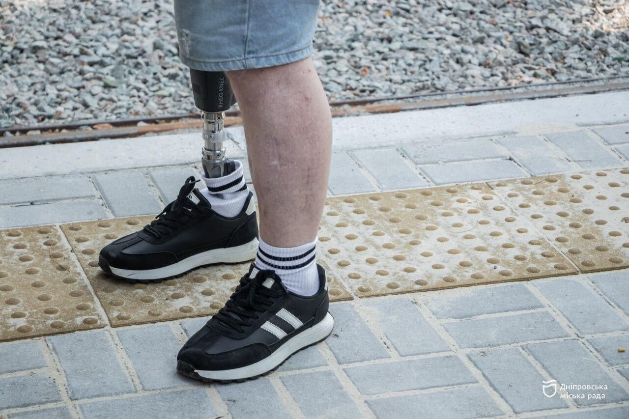 У Дніпрі завершили роботи з облаштування трамвайних зупинок у межах проєкту "Рух без бар’єрів"