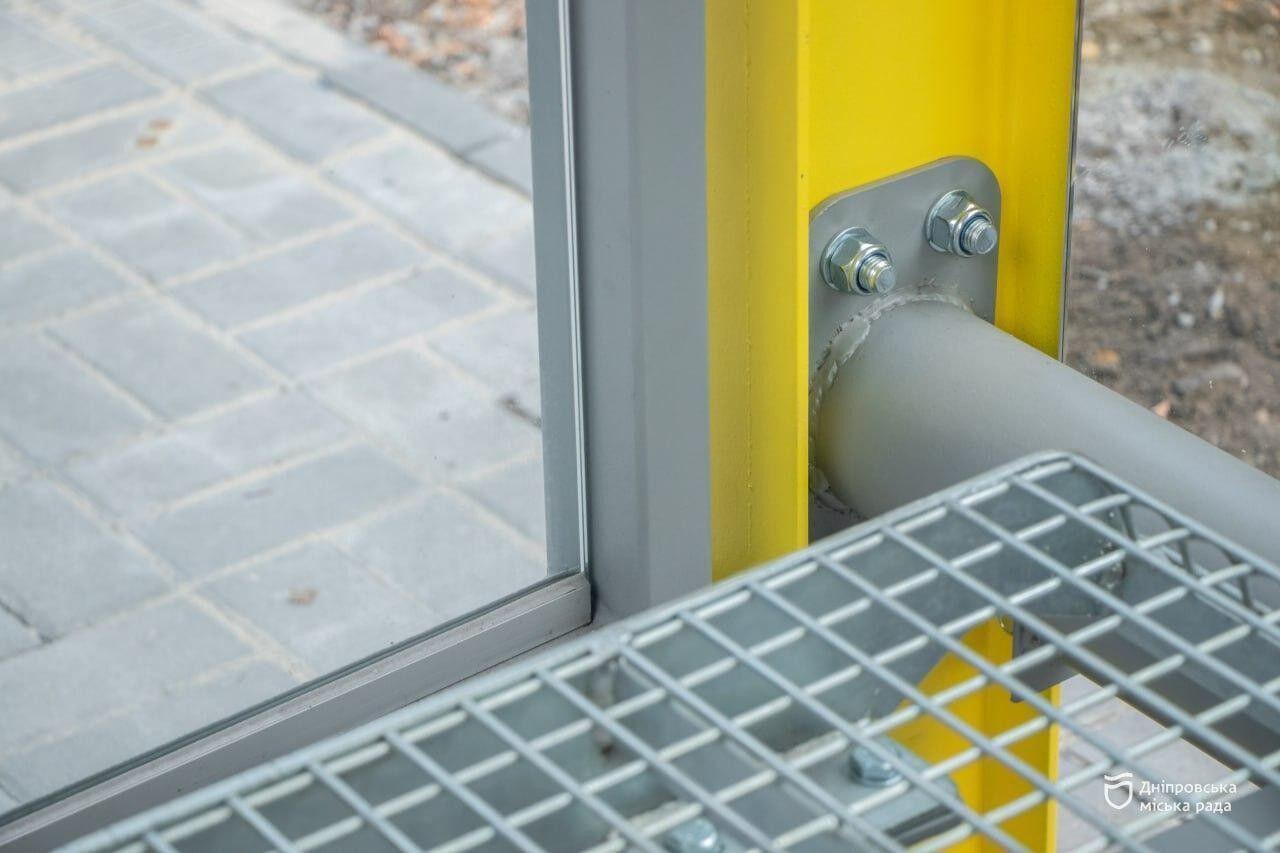 У Дніпрі завершили роботи з облаштування трамвайних зупинок у межах проєкту "Рух без бар’єрів"