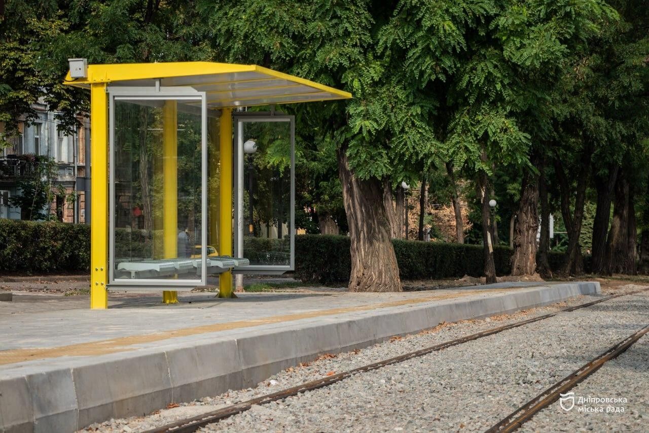 У Дніпрі завершили роботи з облаштування трамвайних зупинок у межах проєкту "Рух без бар’єрів"