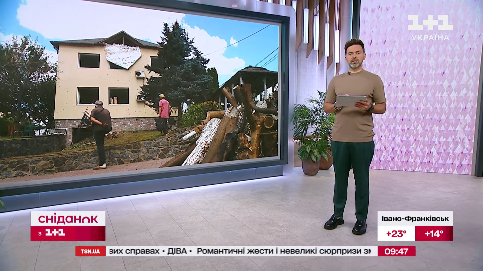 Дверь подвала выбило, во дворе руины: Маргарита Сичкарь показала, во что превратился ее дом после попадания "Шахеда"