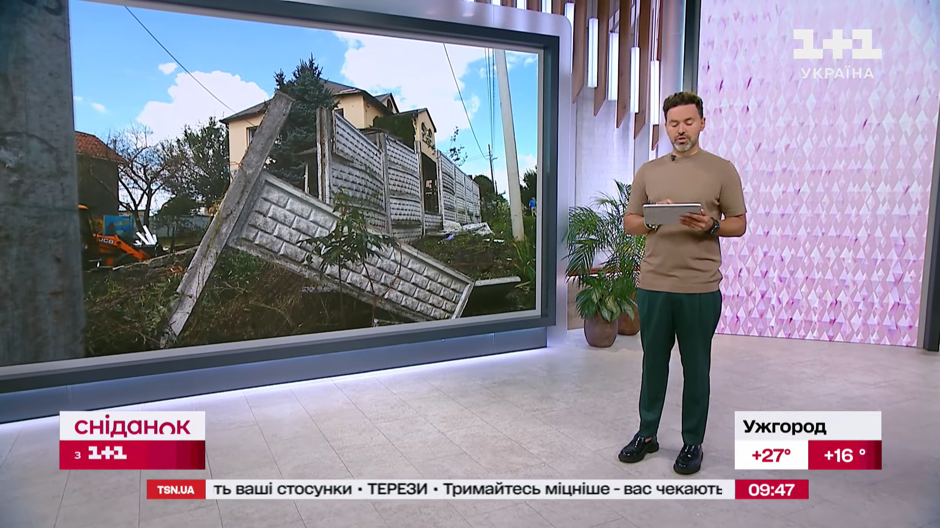 Дверь подвала выбило, во дворе руины: Маргарита Сичкарь показала, во что превратился ее дом после попадания "Шахеда"