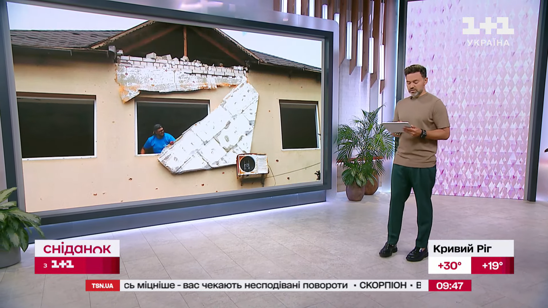 Дверь подвала выбило, во дворе руины: Маргарита Сичкарь показала, во что превратился ее дом после попадания "Шахеда"