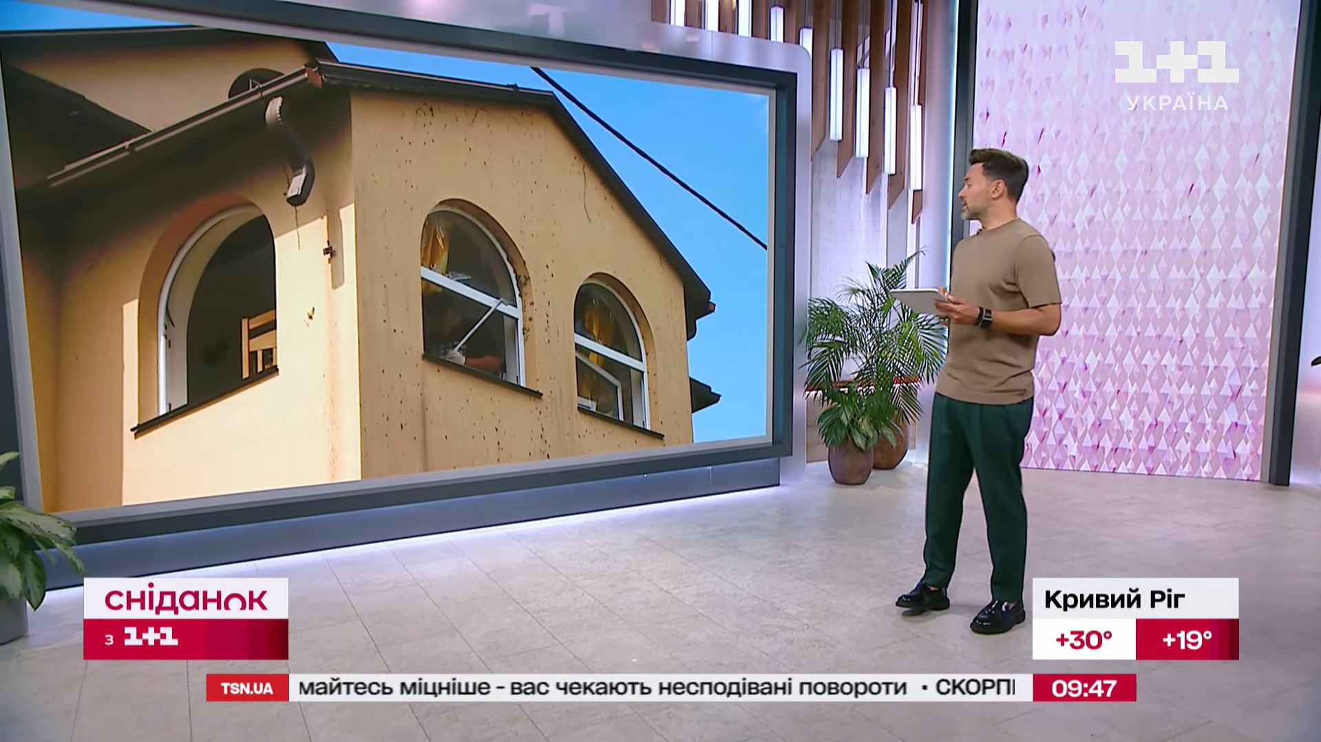 Дверь подвала выбило, во дворе руины: Маргарита Сичкарь показала, во что превратился ее дом после попадания "Шахеда"