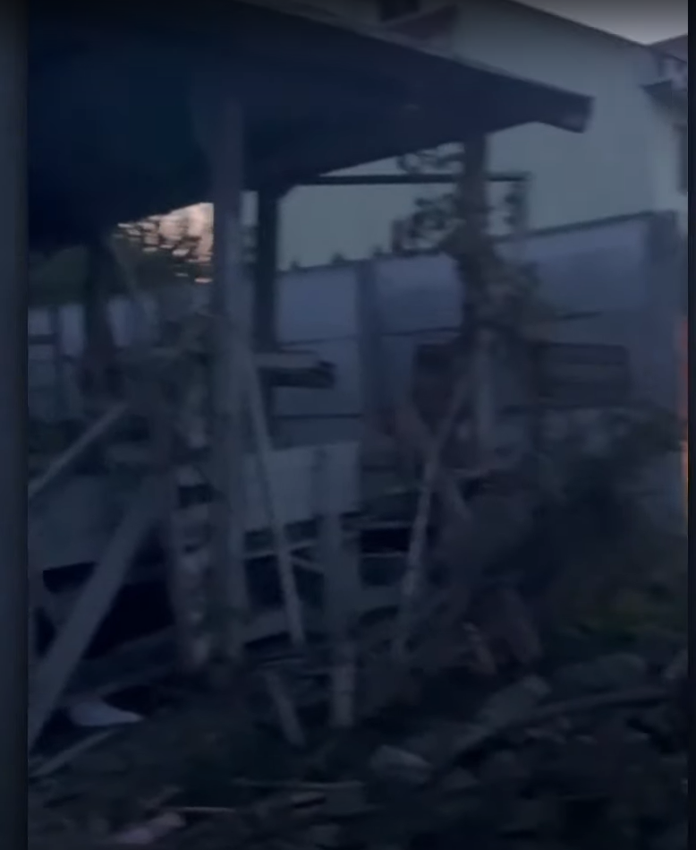 Дверь подвала выбило, во дворе руины: Маргарита Сичкарь показала, во что превратился ее дом после попадания "Шахеда"