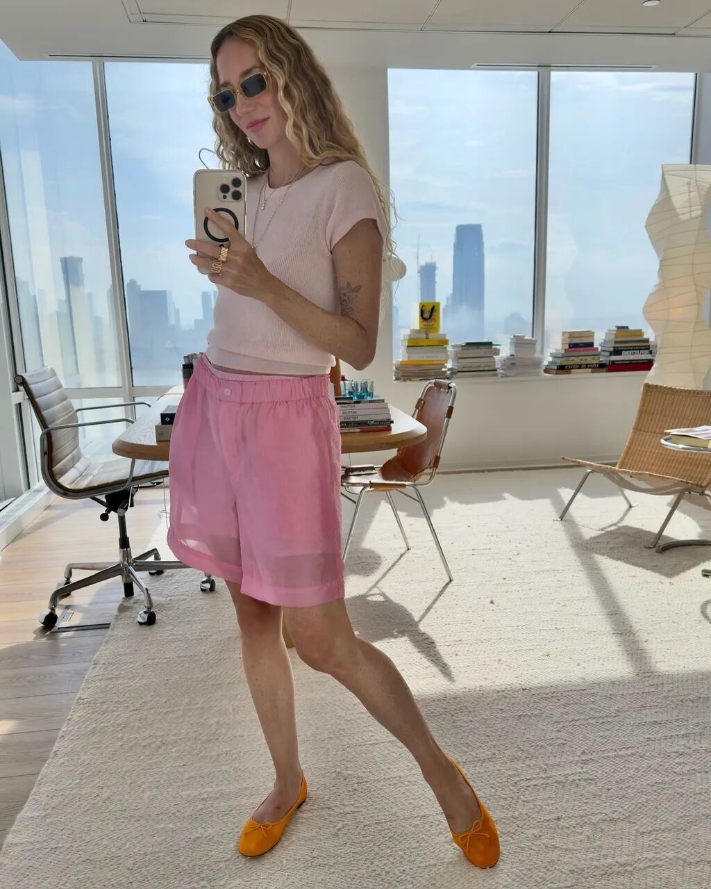 Забудьте о джинсовых шортах летом: элегантные образы на замену