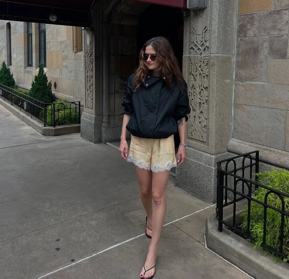 Забудьте о джинсовых шортах летом: элегантные образы на замену