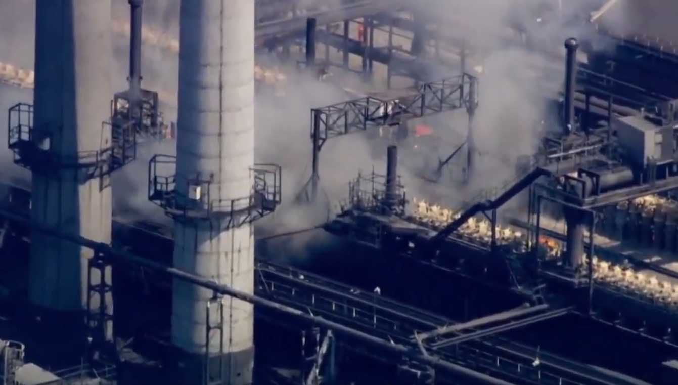 Піднявся чорний дим: у США прогримів вибух на заводі, є жертви і постраждалі. Фото і відео