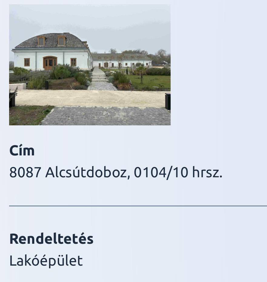 Роскошный особняк Орбана с бассейнами и бальным залом сняли с дрона: политик говорит, что это "ферма" его отца. Видео