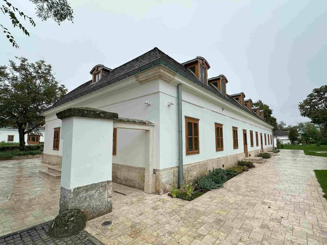 Роскошный особняк Орбана с бассейнами и бальным залом сняли с дрона: политик говорит, что это "ферма" его отца. Видео