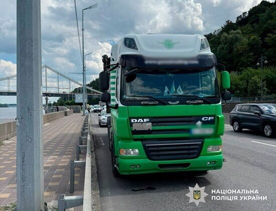В Киеве не разминулись двое велосипедистов, один из них погиб под колесами фуры: почему проблема с велодорожками является угрожающей