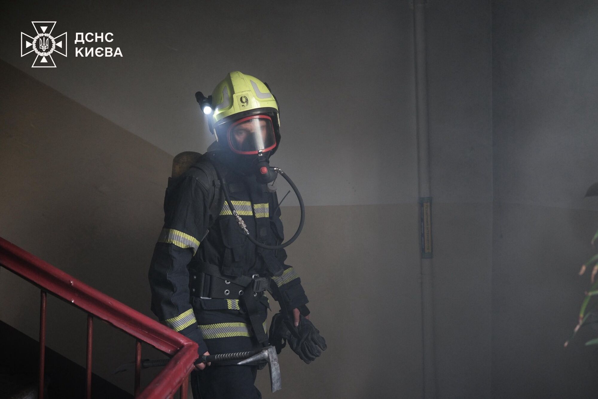 В Киеве во время пожара в многоэтажке спасли пять человек: к сожалению, есть погибший. Фото и видео