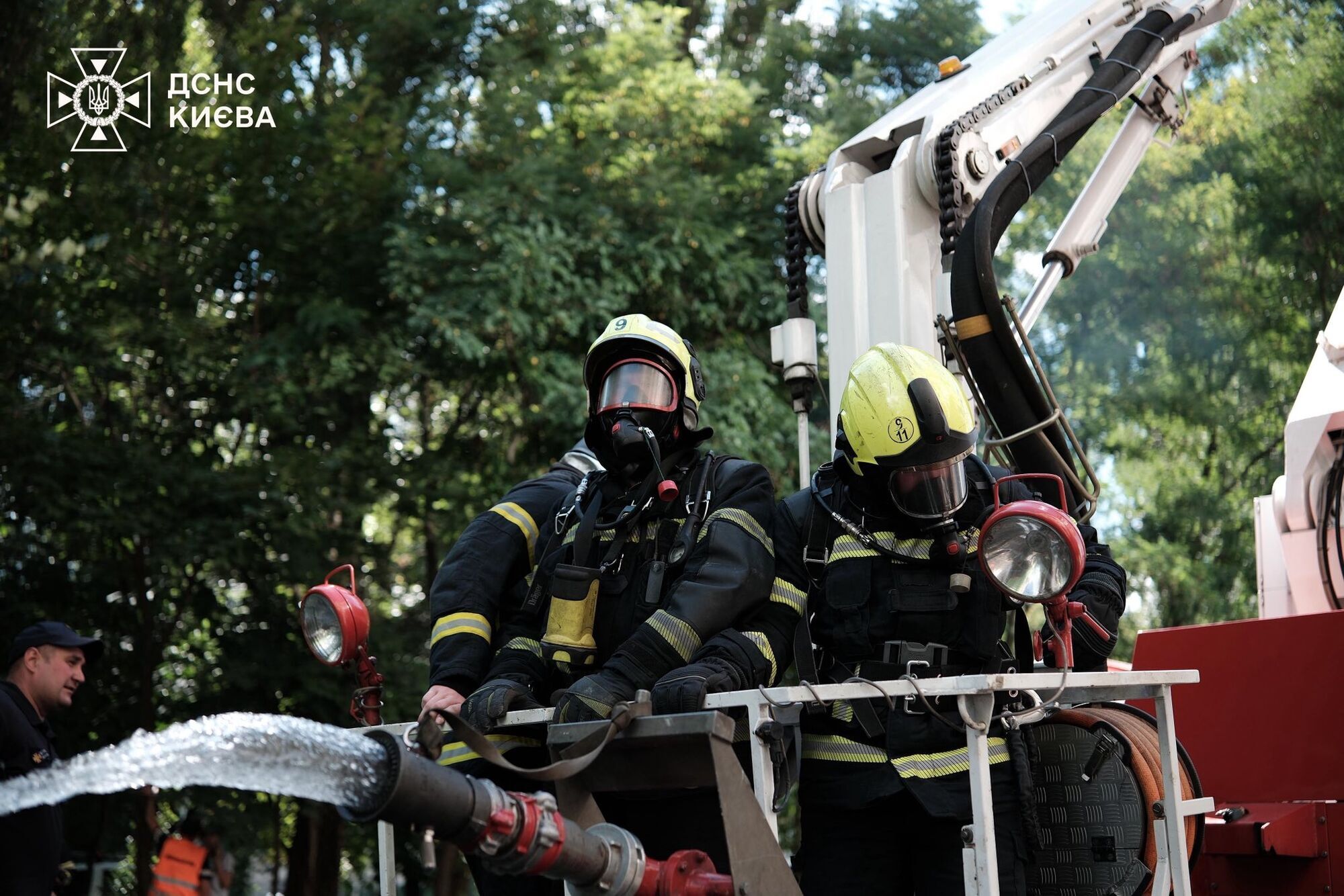 В Киеве во время пожара в многоэтажке спасли пять человек: к сожалению, есть погибший. Фото и видео
